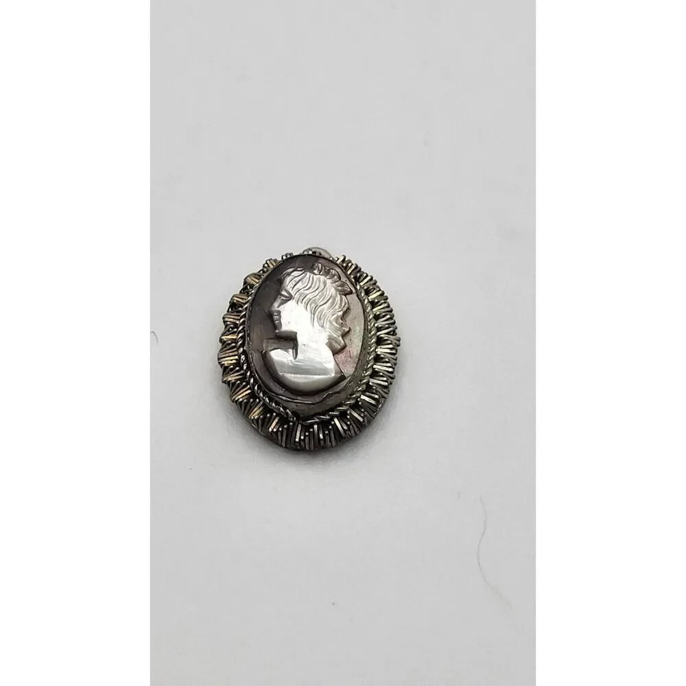 True Vintage Carved Mother of Pearl Cameo Pendant Stamped 26800 .75in